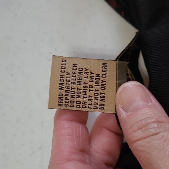 💥3for$12💥 Notations Semi-Sheer top with sparkly red rose pattern size Large - Picture 6 of 8